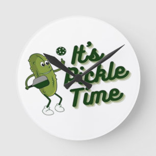 Horloge Ronde Cornichon drôle jouant au pickleball
