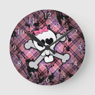 Horloge Ronde Crâne grunge rose avec des coeurs d'os croisés