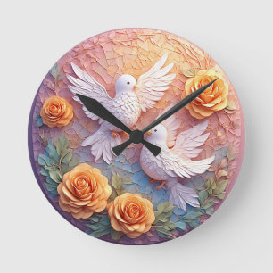 Horloge Ronde Deux colombes blanches au milieu d'un motif floral