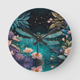 Horloge Ronde Dragonfly dans un jardin fleuri la nuit