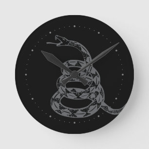 Horloge Ronde Drapeau de Gadsden Ne Marchez pas sur Moi Gris