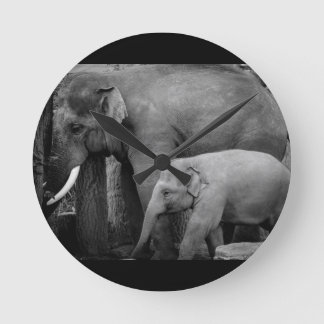 Horloge Ronde éléphant de mère et de bébé