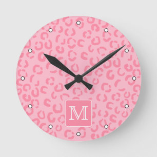 Horloge Ronde Empreinte de léopard de rose en pastel. Monogramm