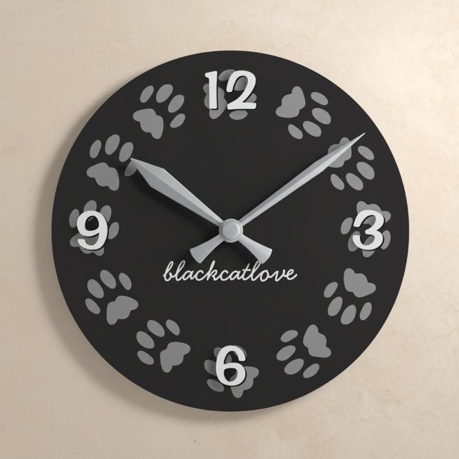 Horloge Ronde Empreinte de patte de chat noir cadenas personnali (A black cat paw print wall clock with your best friend's name. )