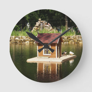 Horloge Ronde Étang avec maison d'oiseaux