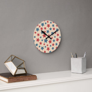 Horloge Ronde Étoiles rouges et bleues, 4 juillet, fond beige