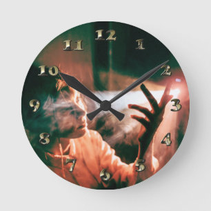 Horloge Ronde Femme dans la lumière et la fumée