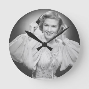 Horloge Ronde Femme dans la robe 2