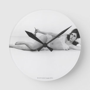 Horloge Ronde Femme dans les vêtements de bain
