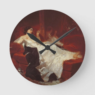 Horloge Ronde Femme sur un canapé rouge