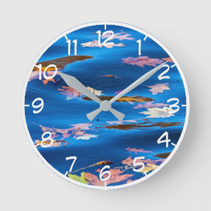 Horloge Ronde Feuilles d'automne sur l'eau bleue