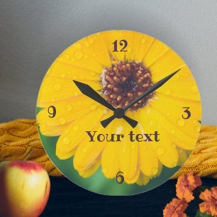 Horloge Ronde Fleur jaune brillant après la pluie