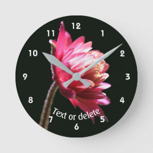 Horloge Ronde Fleur rouge personnalisée en lumière du soleil