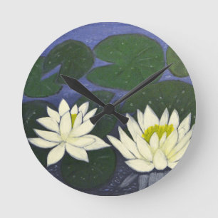 Horloge Ronde Fleurs de nénuphar blanc dans un étang.