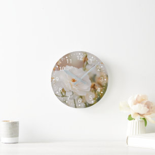Horloge Ronde Fleurs de rose blanche élégantes, photo botanique