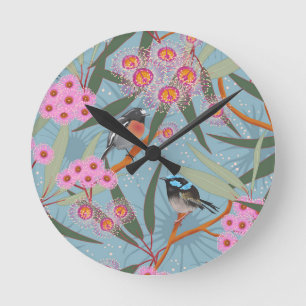 Horloge Ronde Fleurs d'eucalyptus aux oiseaux roses et bleus
