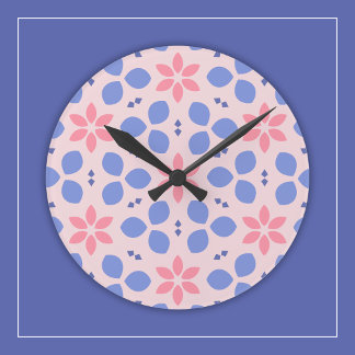 Horloge Ronde Fleurs roses vives et formes bleues sur un mur flo