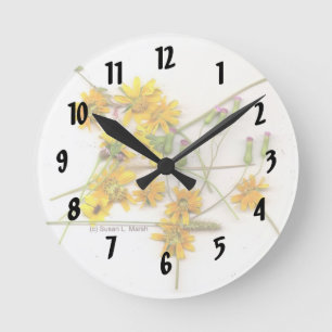 Horloge Ronde fleurs sauvages éparpillés en jaune et blanc