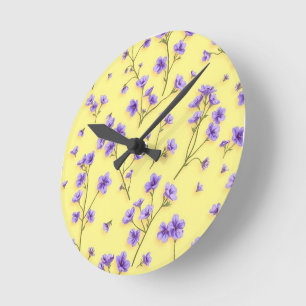 Horloge Ronde Fleurs violettes délicates sur Arrière - plan jaun