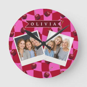 Horloge Ronde Gingham Cerise Personnalisé Rétro Nom Personnalisé