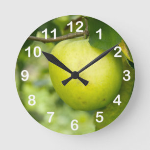 Horloge Ronde Green Apple on Tree Branch