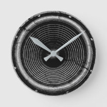 Haut-parleur de musique sur un mur fissuré