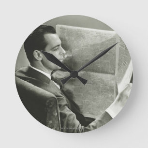 Horloge Ronde Homme d'affaires lisant le journal