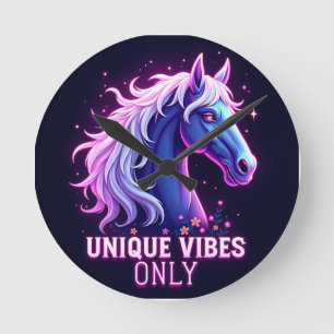 Horloge Ronde Illustration de cheval néon vibrant avec texte uni