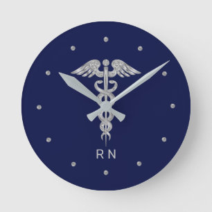 Horloge Ronde Infirmière monogramme caducée gris argent sur bleu