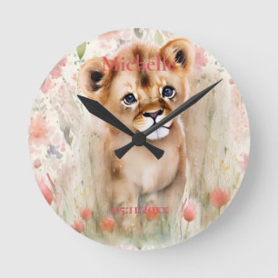 Horloge Ronde Joli bébé lion pastel aquarelle fleurs de printemp