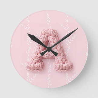 Horloge Ronde Jolie lettre crochetée A initiale monogramme rose 