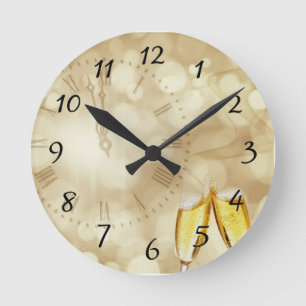Horloge Ronde La Saint-Sylvestre avec des verres de champagne   