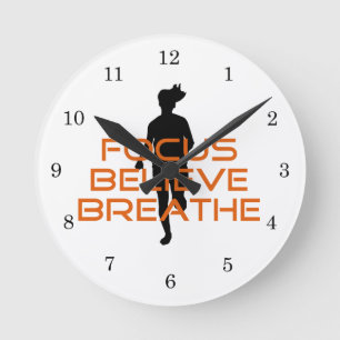 Horloge Ronde Le foyer orange croient respirent le