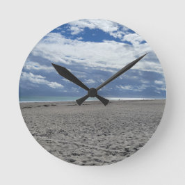 HORLOGE RONDE LE MATIN DE PLAGE