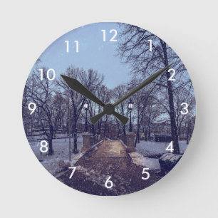 Horloge Ronde Le parc de la ville enneigé en hiver le soir