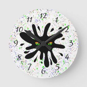 Horloge Ronde Les yeux de chat regardent une Black Blob
