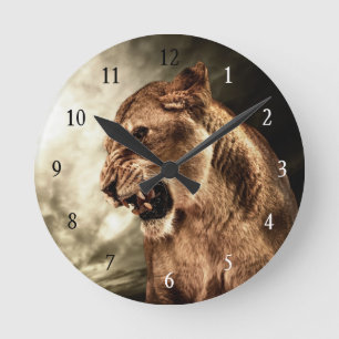 Horloge Ronde Lionne d'hurlement contre le ciel orageux