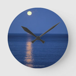 Horloge Ronde Lune au-dessus de lac la nuit