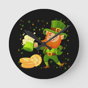 Horloge Ronde Lutin buvant de la bière jour de la Saint-Patrick