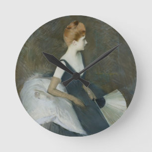 Horloge Ronde Madame Marthe Le Tellier Sitting sur un sofa