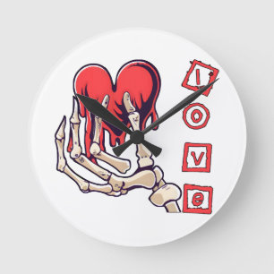 Horloge Ronde Main squelettique symbolique de l'amour offrant un