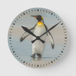Horloge Ronde Manchot marchant sur la plage