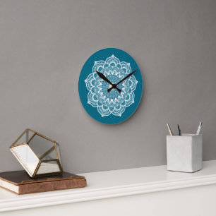 Horloge Ronde Mandala blanc sur fond bleu