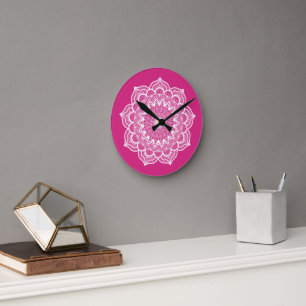 Horloge Ronde Mandala blanc sur fond rose