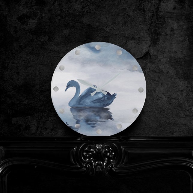 Horloge Ronde Misty Reflections | Moody Dusty Blue Swan sur le l (Créateur téléchargé)