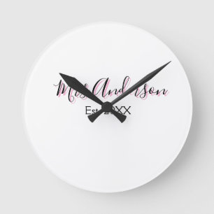 Horloge Ronde Mme ajouter nom nom de famille noir rose est année