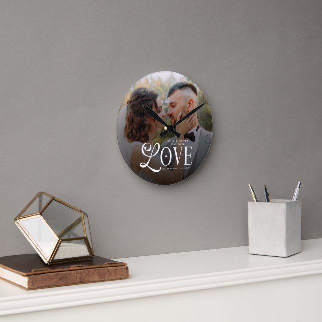 Horloge Ronde Modern Love Custom Wedding Photo Couples Monogram (Bureau)