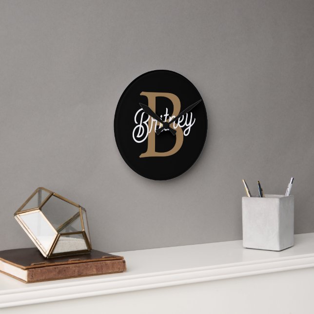 Horloge Ronde Monogramme moderne élégant Nom Black Gold Script (Bureau)