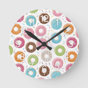 Horloge Ronde Motif de beignets colorés rétro pour une fête amus