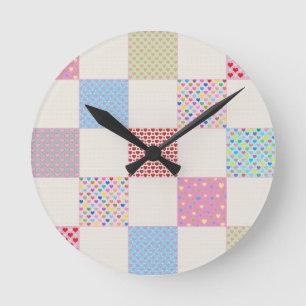 Horloge Ronde Motif de courtepointe de coeurs colorés